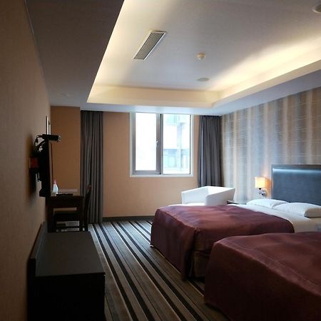 טאויואן Metropolis Hotel מראה חיצוני תמונה
